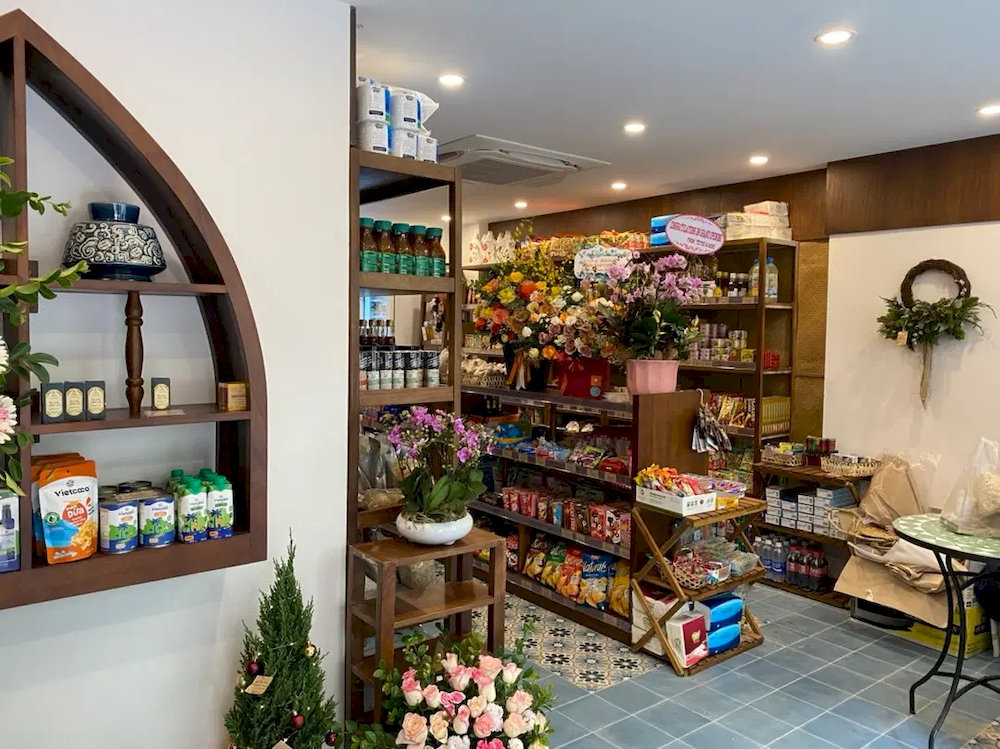 Quaint Japanese corner serving artisanal coffee and tea 